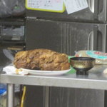 平良久亭 - 奥には自家製チャーシューが・・