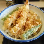 天丼・天ぷら本舗 さん天 - 海老２本と海苔・白身魚・野菜これで￥３９０です。