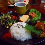 カフェ・レスト・バー・ドドド - ランチ（鶏ハンバーグ・・・見た目でも楽しめます♪）