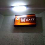 看板を左に曲がりビルの階段を上ります。