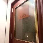 階段を上ると、いきなり左手にドアが見えます。