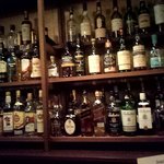 EAST - 店内、お酒でいっぱい