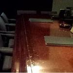 EAST - こういう、肘を引っかけれるテーブルが良いのです。