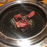 炭火焼肉 あもん - 焼いてるとこ