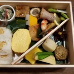 Kyoshumi Hisaiwa - 弁当5080円。深さがあってお腹いっぱいになります。一緒に酒を楽しむのが当たり前といっているよう。反論する気は毛頭ないし。