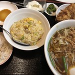 創作新中華料理　昇龍 - 定食は  チャーハン、唐揚げ、サラダ、杏仁豆腐、漬物付