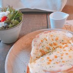 Chapot cafe - サラダのカッテージチーズかな？酸味があって一工夫。