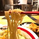 ちゃんぽん亭総本家 - 麺は中太のたまご感感じる麺。スープとベストマッチング。