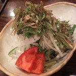 蕎麦切り 翁 - ①水菜と大根の揚げネギサラダ490円
