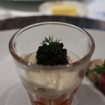 シュマン - コンソメジュレとカリフラワームースのキャビア添え