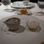 シュマン - ココットで焼き上げた熱々ベルギー産カレボーチョコレートのビスキュイ、バナナアイス パッションフルーツのソース