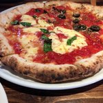 オーノ ボーノ - マルゲリータとマリナーラのハーフ&ハーフ950円