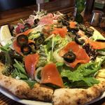 オーノ ボーノ - 生ハムと野菜サラダ、スモークサーモンと野菜サラダのハーフ&ハーフ