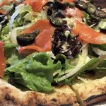 オーノ ボーノ - 生ハムとスモークサーモンの野菜サラダ、ハーフ&ハーフ、横から