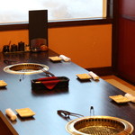 米沢亭 - ロースター2台のお席もあります。