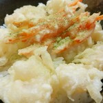 ほの香 - 抹茶塩で食べる小海老の天ぷらが乗った天丼です！