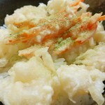 ほの香 - 抹茶塩で食べる小海老の天ぷらが乗った天丼です！
