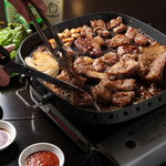 自起屋 - 甘めの醤油ダレに漬け込んだ分厚い豚カルビも大人気です！