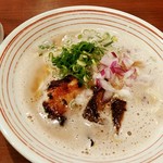 隠岐の島ラーメン - 表面の白いのは豆乳でもミルクでもありませんよ