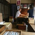 大黒屋鎌餅本舗 - ご主人がお一人で一つ一つ丁寧に作っておられます