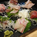 魚と飯や龍 - 刺し盛り。器が大きくて写真に入らない。