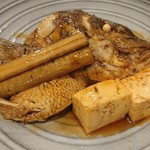 魚と飯や龍 - 真鯛の煮付け。甘辛のタレが実に好み。