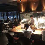 Kushiyaki Monjirou - カウンターもテーブル席もあり、落ち着いたダウンライトの、店内です。