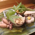 肴とお酒 うを弘 - 八寸（青梅甘露煮、真ホヤ塩辛、メトイカ山椒煮、鱧せんべい、鯵の砧巻き、水無月真丈）