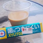 セブンイレブン - ドリンク写真:キシリトールガム69円 試飲のカフェラテ