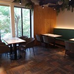 FORESTARIA - 店内の窓からは緑が。
