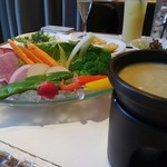 FORESTARIA - 新鮮な野菜のバーニャカウダはソースが濃くておいしい。これも３人分。大皿に野菜がてんこ盛り✨