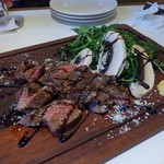 FORESTARIA - ローストビーフとジャンボマッシュルームサラダ。バルサミコソースが美味しい❤ローストビーフは冷めても柔らかくてとっても美味しかったけど、もうお腹いっぱい(笑)