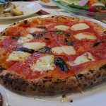FORESTARIA - マルゲリータも来ちゃった(笑)大きいピザ❤フレッシュトマトソースがさっぱり美味しい❤焦げ目も香ばしくてもちもちの生地も美味しかった。