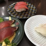 回転寿司ととぎん - かつおたたきと本マグロ赤身と鯛の握り
