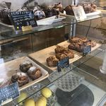 マコズ ベイクショップ - スコーンとマフィンのショーケース