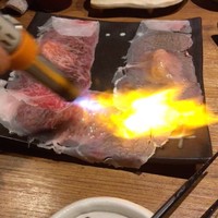 大衆肉酒場 こだわり米 匠 - 極上大判炙り寿司 炙り中！