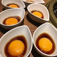 大衆肉酒場 こだわり米 匠 - すき焼きカルビの玉子とタレ