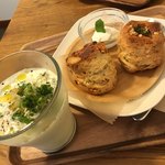 Cocoro scone cafe - スコーン2個とスープのセット
      スープは 冷製 ビシソワーズ
      スコーンは じゃがいも＆ハーブチーズ、全粒粉＆ハニーローストピーナッツ