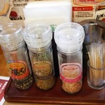 ブロンコ ビリー - テーブルの調味料