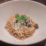 牛すじ入り汁なし担々麺(半量)