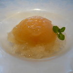コム・シェ・ヴ - 山梨県産極上桃のコンポート、ベリーニのグラニテ仕立て ミント風味 