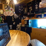 ビストロ割烹 YAOYA - 個性的な形のカウンターになっています。