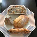ブーランジェリー タテル ヨシノ プリュス - 上から時計回りに、杏とケシのカンパーニュ、チャパタ、プチバゲット、カンパーニュ1/6