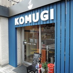 カフェっぽいオシャレな店構え。 青い門構えデザインと白のハイコントラスト。 可愛らしさもあって、親しみ易いデザイン。