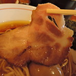 コムギ - ロースは、肉の旨味を主体に据えた味。 　デカいので良心的｡