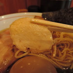 コムギ - 鶏チャーシューはしっとり上品に優しい味 　炙りが軽く入り、垢抜けた味の印象を残す。