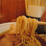 中麺ストレート麺、加水率は中高級。 　チュルンと滑らかに滑り込んでくる。