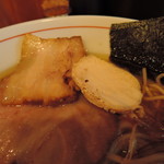 コムギ - チャーシューは豚バラとロース肉の二種類入り 　肉の弾力弾むの歯応えを残す。