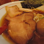 三つ葉の香りが上品。和のアクセント、小粋な香りの演出。  海苔はバリっと歯応えがあって、香りは控えめ。 白髪ネギの揚げネギは、意外や地味な存在感。