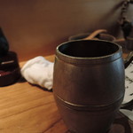 ビッグヘビーキッチン - おしぼり提供、店内禁煙。 　お冷や提供、グラスも金属製ジョッキでオシャレ